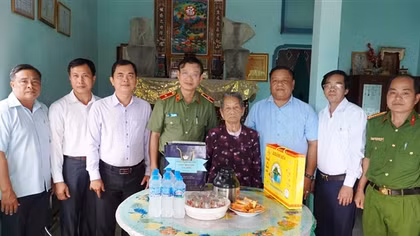 Tây Ninh: Tặng quà tri ân gia đình chính sách, người có công