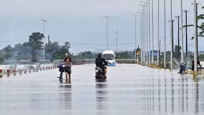 Nước sông dâng cao, nhiều vùng thấp trũng ở Huế ngập lụt, giao thông chia cắt