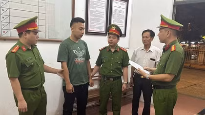 Bắt 2 đối tượng vi phạm quy định về nghiên cứu, thăm dò, khai thác tài nguyên