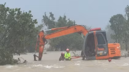 CSGT Thanh Hoá cứu sống 3 người đàn ông bị lũ cuốn trôi