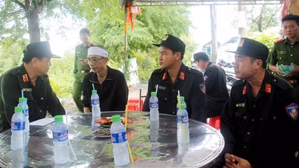 Lãnh đạo Bộ Tư lệnh CSCĐ viếng mẹ của chiến sĩ đang tham gia A80