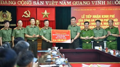 Công an Hà Nội trao tặng 3 tỷ đồng giúp Tuyên Quang xóa nhà tạm, dột nát