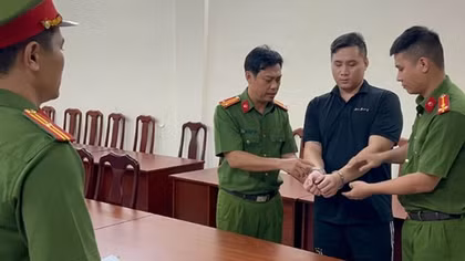 Khốn nạn hội nhóm “cào người, giết khách”