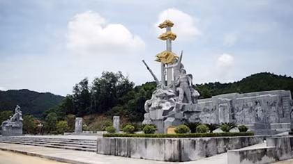 Trước ngôi mộ thiêng ở Truông Bồn