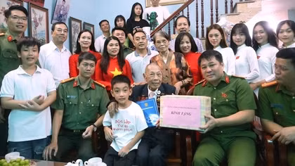 Cựu chiến binh xúc động khi được Công an Hà Nội hỗ trợ tham dự A80