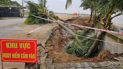 Kè biển Hải Tiến tan tành sau bão số 5