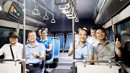 Hà Nội mở tuyến xe buýt đến xã đảo duy nhất