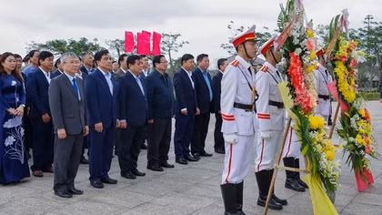 Thủ tướng dâng hương tri ân các anh hùng liệt sĩ và Mẹ Việt Nam Anh hùng