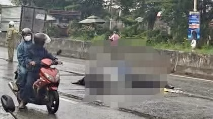 Trượt ngã trong mưa, 2 người phụ nữ bị xe đầu kéo cán tử vong