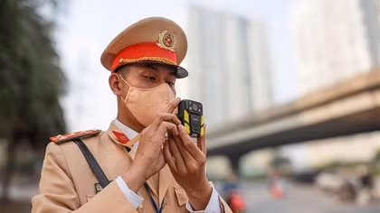 CSGT Hà Nội dùng camera ghi hình người vượt đèn đỏ và áp dụng mức phạt tăng nặng