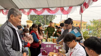 Trường Cao đẳng CSND I và Bệnh viện Đại học Y Hà Nội khám bệnh, phát thuốc miễn phí cho bà con vùng núi