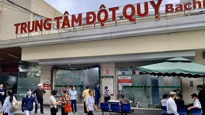 Bệnh viện Bạch Mai bác tin đồn "tăng 1 độ, tăng 10% nguy cơ đột quỵ"