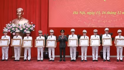Trao tặng Huân chương, danh hiệu "Chiến sĩ thi đua toàn quốc", Cờ thi đua của Chính phủ và Bộ Công an