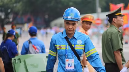 Công nhân vệ sinh môi trường không ngại vất vả giữ cho đường phố sạch đẹp