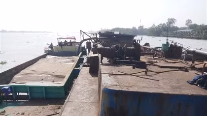 Bắt quả tang 2 đối tượng mua bán cát trái phép trên sông Hậu