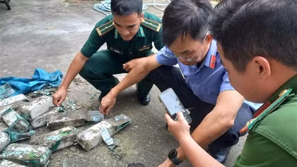 Phát hiện 25 gói nilon nghi là ma túy trôi dạt vào bờ biển Côn Đảo