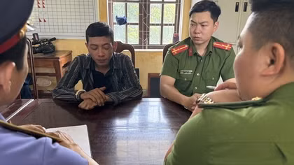 Giả vờ mượn rồi cướp giật điện thoại ở trạm chờ xe buýt