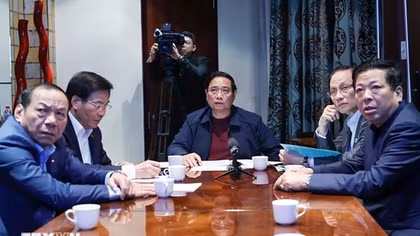 Đang công tác tại Nam Phi, Thủ tướng chủ trì họp trực tuyến chỉ đạo ứng phó với mưa lũ