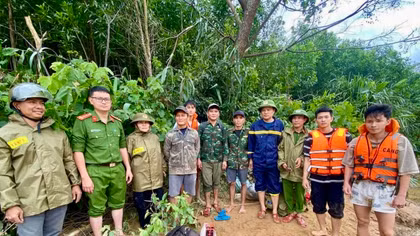 Quảng Trị: Kịp thời giải cứu 3 người dân mắc kẹt giữa rừng