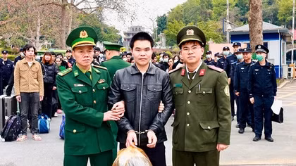 Bắt đối tượng truy nã qua tiếp nhận 37 công dân do Trung Quốc trao trả