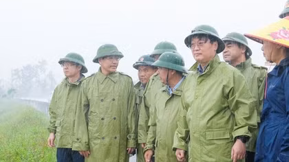 Lãnh đạo tỉnh Nghệ An kiểm tra, chỉ đạo công tác ứng phó bão số 10 tại cơ sở