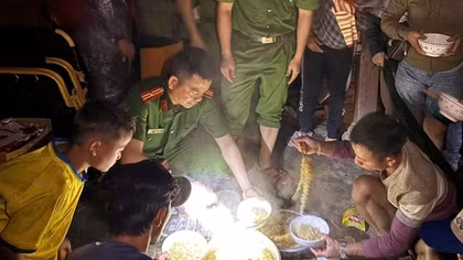 Bữa tối ấm áp của 200 người dân tại trụ sở Công an xã vùng cao giữa ngày mưa lũ