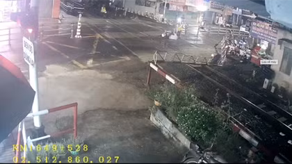 Hai nữ nhân viên cứu thanh niên phi xe máy húc đổ đường ngang thoát nạn