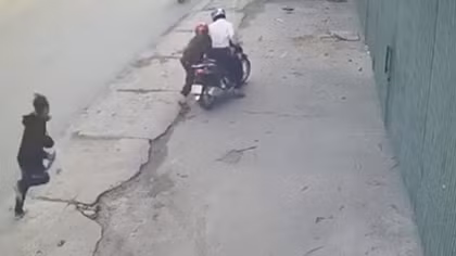 Tạm giữ kẻ dùng dao truy sát "tình địch" giữa phố về hành vi giết người
