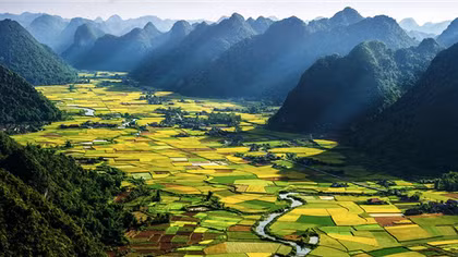 Sông núi nhìn ta