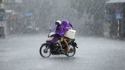 Miền Bắc mưa như trút nước, trời mát mẻ