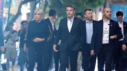Tổng thống Pháp Emmanuel Macron và phu nhân dạo phố cổ Hà Nội