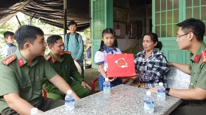 “Con nuôi Công an xã” – Vòng tay giữa đời thường