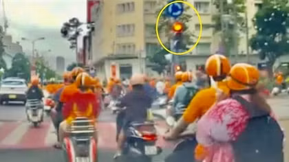Đoàn xe Vespa của công ty du lịch chở khách ngang nhiên vượt... đèn đỏ