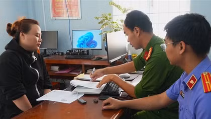 Bị khởi tố vì cố ý “nuốt” 100 triệu người khác chuyển nhầm vào tài khoản