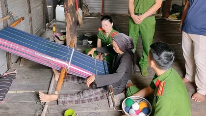 Nữ cựu chiến binh Bahnar miệt mài giữ lửa nghề dệt truyền thống