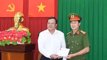 Chủ tịch UBND tỉnh Trà Vinh thưởng nóng vụ bắt nhóm người sử dụng ma túy tại tiệc sinh nhật
