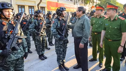 Thủ tướng thăm, động viên các lực lượng tham gia diễu binh, diễu hành