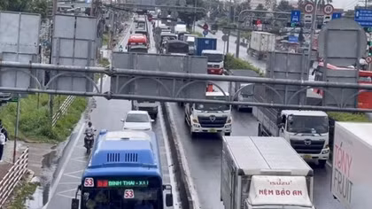 2 vụ TNGT xảy ra cùng lúc khiến đường Đỗ Mười ùn ứ kéo dài