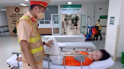 Nam sinh đột quỵ ở trường, CSGT Hà Nội mở đường đưa đi cấp cứu kịp thời