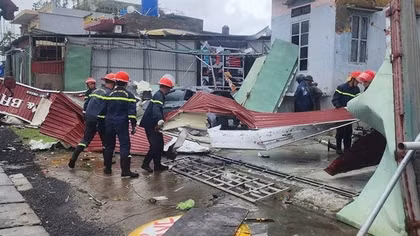 Vì sao lốc xoáy liên tiếp xuất hiện trong bão số 10?