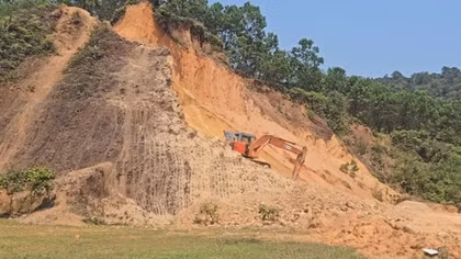 Doanh nghiệp bạt đồi khai thác đất lậu để thi công dự án đường giao thông