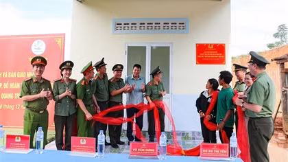 Công an tỉnh Khánh Hòa bàn giao căn nhà đầu tiên xây tặng người dân trong “Chiến dịch Quang Trung”