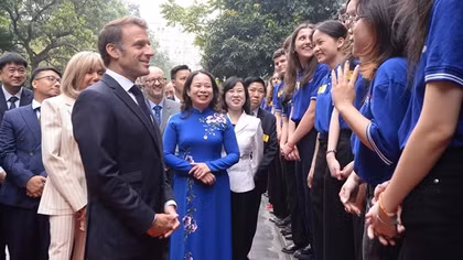 Tổng thống Pháp Emmanuel Macron và phu nhân giao lưu với sinh viên Hà Nội