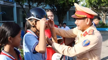 CSGT Công an Cà Mau tặng mũ bảo hiểm cho học sinh