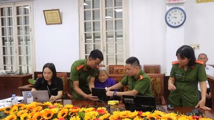 Công an TP Huế thu nhận mẫu ADN để tìm kiếm thân nhân liệt sĩ chưa xác định danh tính