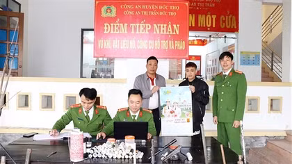 Đổi vũ khí, vật liệu nổ lấy lịch Tết và bình chữa cháy