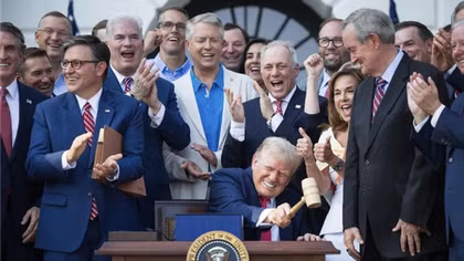 Tổng thống Trump ký thông qua siêu luật chi tiêu công "lớn và đẹp"