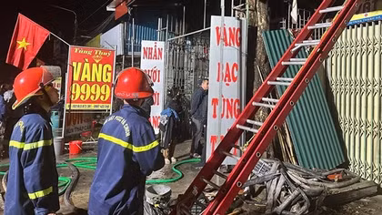 Cháy cửa hàng vàng bạc ở Hòa Bình