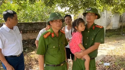 Giải cứu bé gái bị bố đẻ treo lên trần nhà để uy hiếp vợ