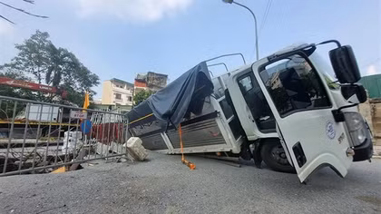 Xe tải sụt hố sâu hơn 1m ở Hà Nội